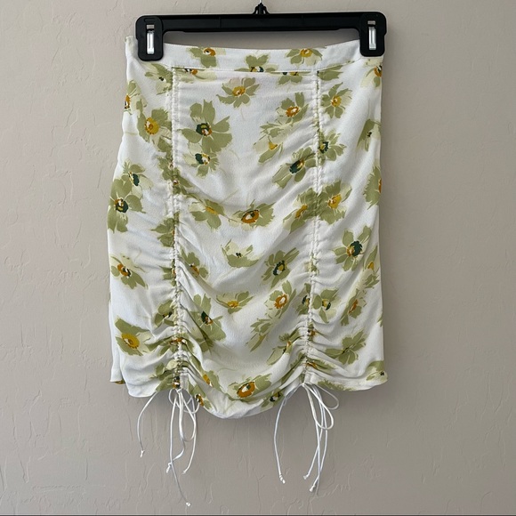 Verge Girl White Floral Mini Skirt With Ruching - Picture 4 of 8